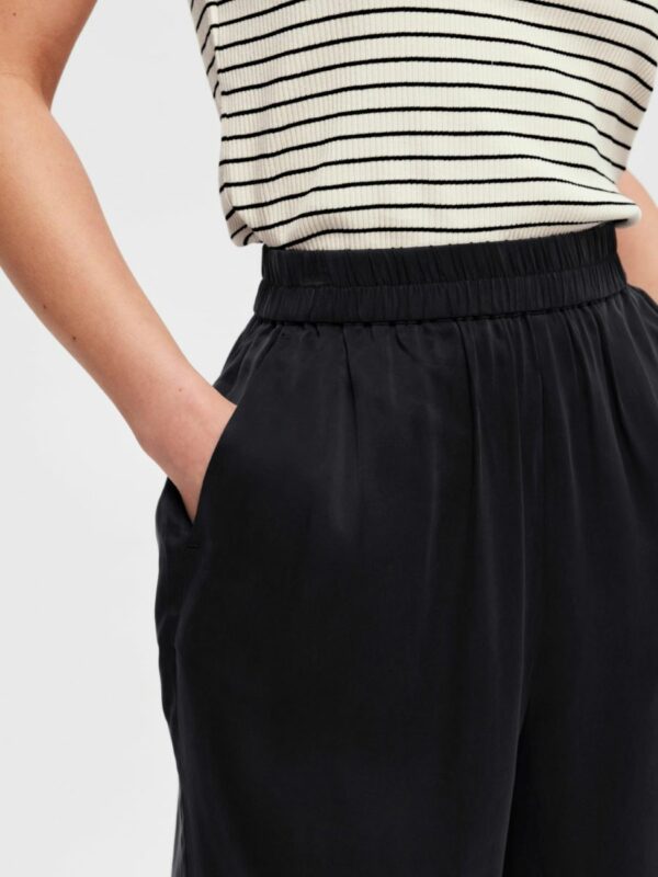 Selected Femme Laila shorts Black