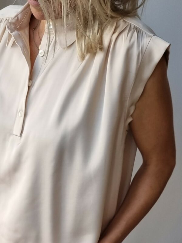 Ruby Tuesday Ravyn sleeveless top Mother of pearl