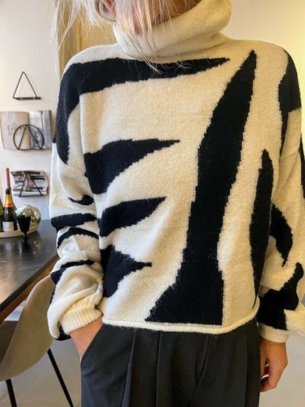 Gestuz AlphaGZ zebra pullover